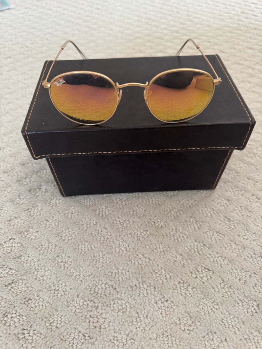 Ray-Ban Gold Round Frames with Pink Mirrored Lenses - Picture 2 of 6